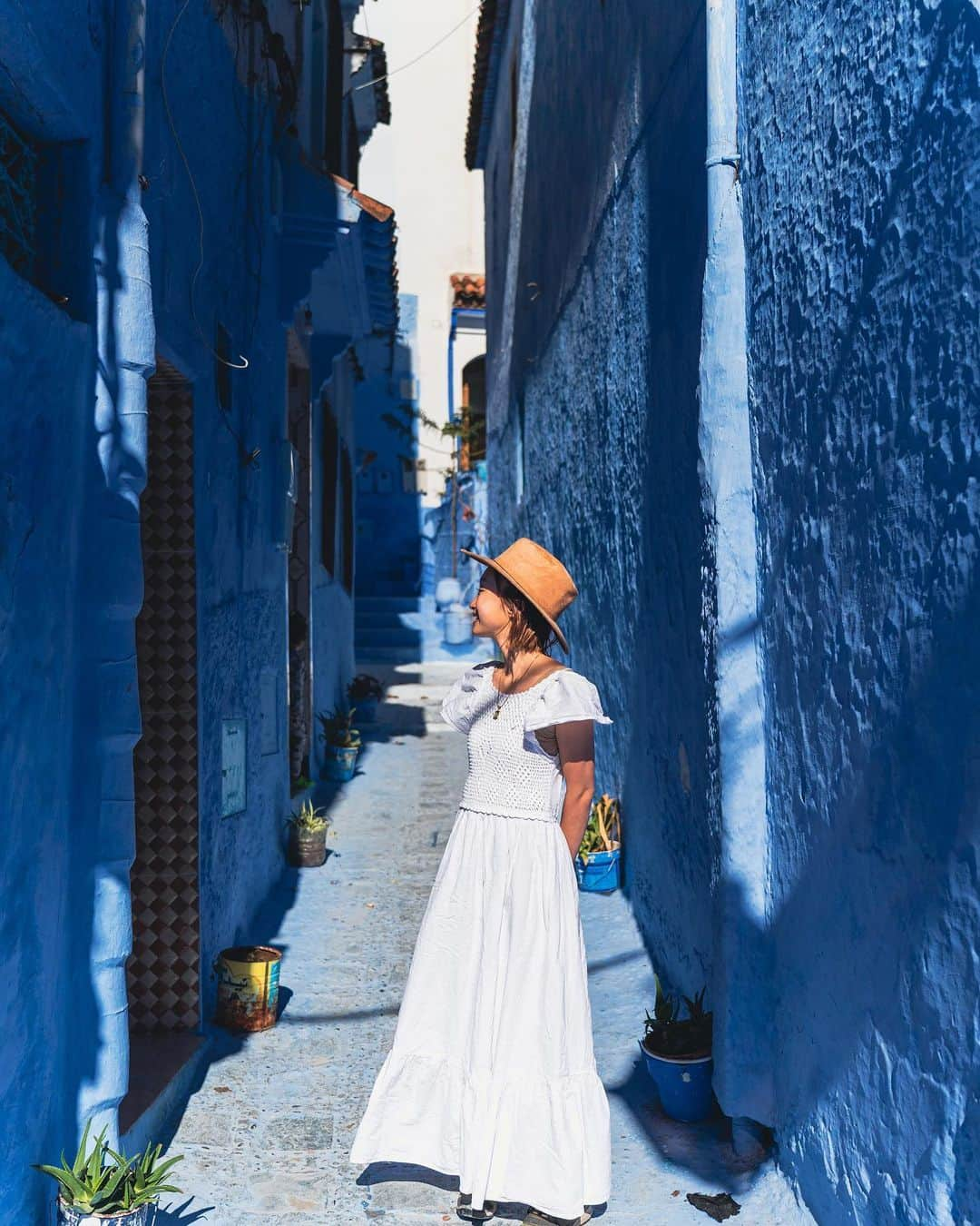 近藤あやさんのインスタグラム写真 - (近藤あやInstagram)「Blue City  #chefchaouen 💙  There are so many cats in this city! 😽✨There's a lot of them in all of Morocco! 🇲🇦Cat lovers will love it!😍💖💖  青い街シャウエン。 どこ見ても青い😻💙💙  #morocco #moroccotravel #travelmorocco #moroccotrip #モロッコ #モロッコ旅行 #シャウエン」12月5日 20時20分 - doraemontoaya