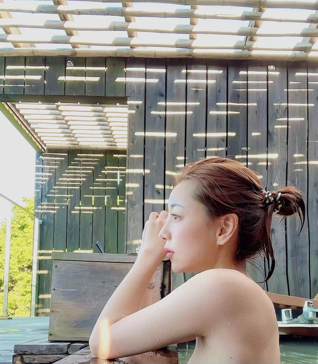 YURIさんのインスタグラム写真 - (YURIInstagram)「Hot spring on the 3rd floor ♨ There was a lot of bamboo in front of me,and I felt so good in the morning ☺ 、 、 、 お部屋の３階に露天風呂があって 朝風呂が気持ちよかでした🎋♨️ 、 、 、 #suiteroom #hotsprings #onsen #onsenjapan #hakone #morningmood #bamboohouse #温泉 #金の竹 #金乃竹仙石原 #スイートルーム #箱根旅行 #露天風呂 #美肌 #美白 #タビジョ」12月5日 20時31分 - y.u.r.i_y.u.r.i_