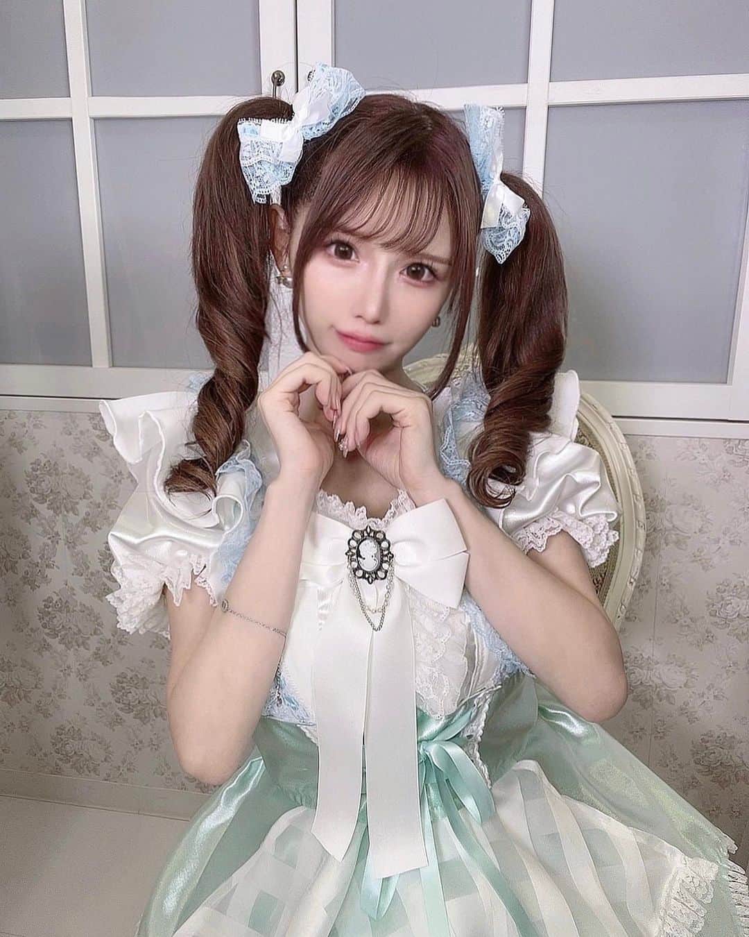 にゃいりんのインスタグラム：「君の好きな最強ツインテール . . .  2~3枚目の画像の高保湿&美白アイテムが楽天スーパーセールはじまってて、めちゃくちゃオトクにGetできるからご紹介🥺✨  .  ヒト幹細胞美容液REGRE(リグレ)は乾燥する今めちゃ嬉しい高保湿🥺✌🏼 修復力ずば抜けて高いらしい、、！！ 今81%オフで19580円から3580円🥺✨  .  トラネキサム酸化粧水REJUNA(レジュナ)は肌を白くするのに1番有効なトラネキサム酸がはいってるらしぃ‼️  こちらも47%オフで4800円から2505円に値下げされておる🥺✨  . 楽天スーパーセール期間中(~12/11まで)はポイント15倍でどっちも前回完売だったみたいだから気になる方ははやめにチェックしてみてねん^._.^💕 . . . #楽天スーパーセール #ヒト幹細胞培養液 #美容液 #保湿 #スキンケア #リグレ #REGRE #美容 #美容好き #乾燥肌 #楽天市場 #成長因子 #潤い #楽天スーパーセールコスメ #美白 #化粧水 #トラネキサム酸 #肌悩み #透明肌 #保湿 #色白 #美白習慣 #色白肌」
