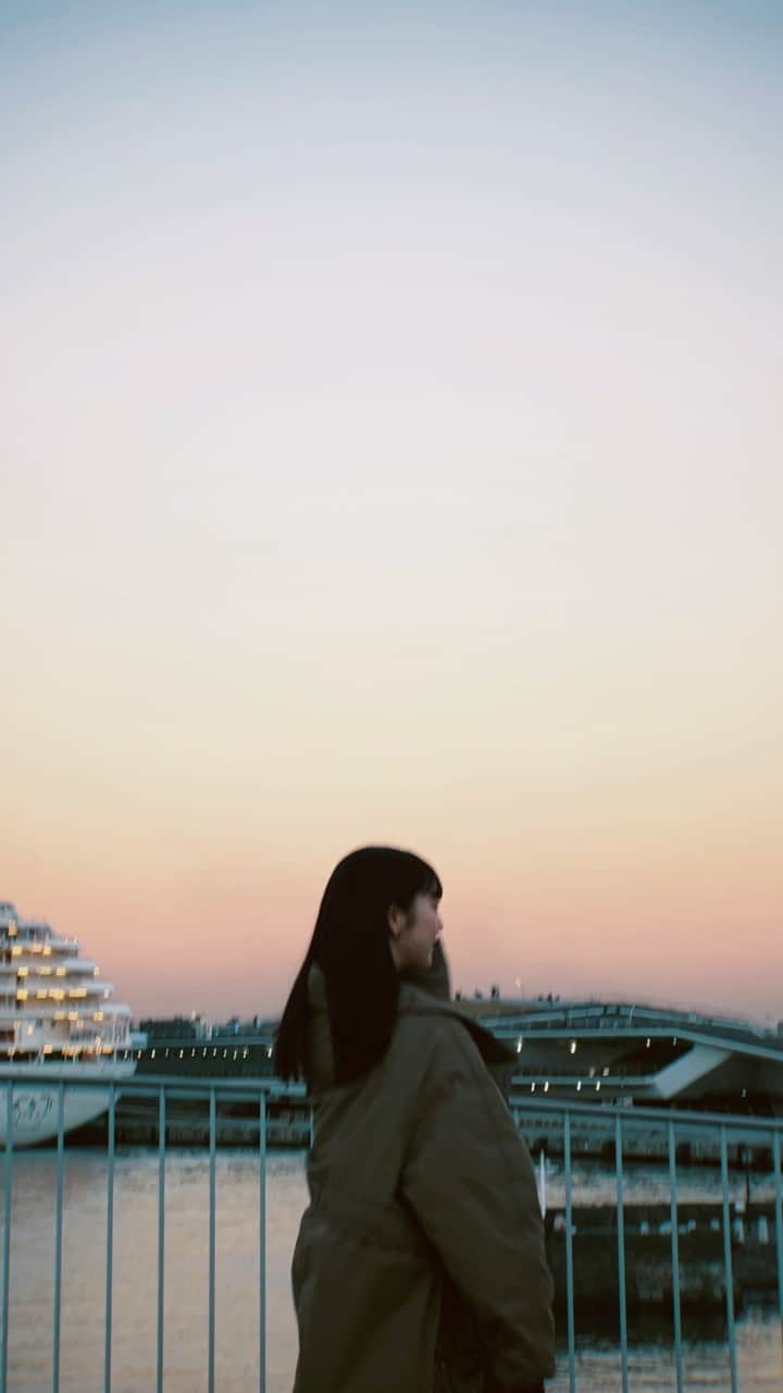 のインスタグラム：「😐✌︎」