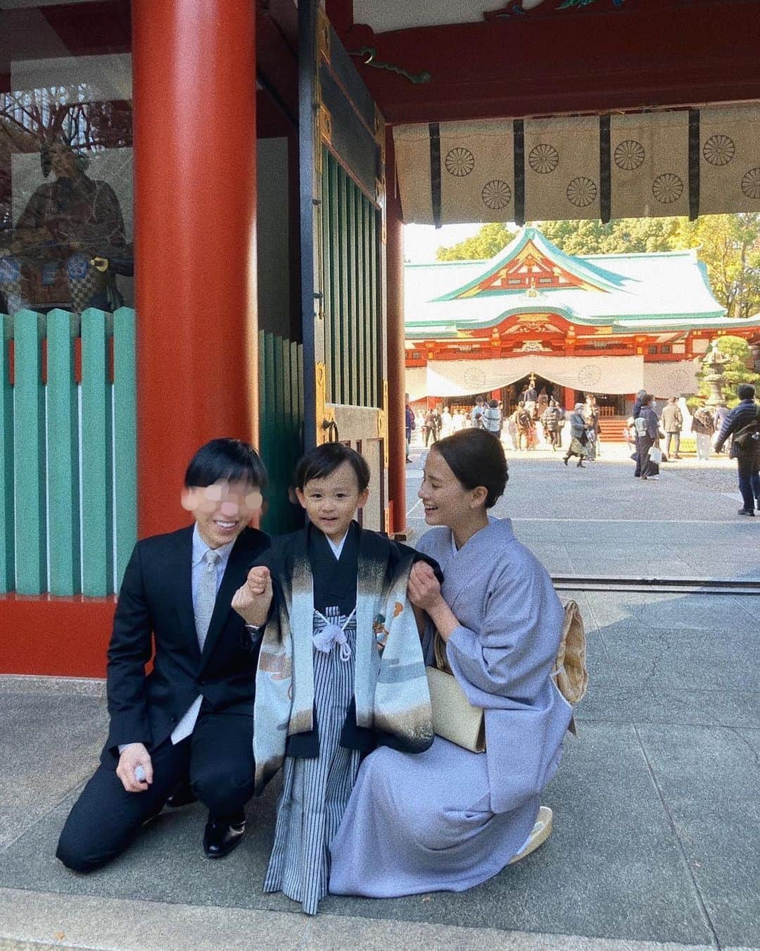 大畑ありささんのインスタグラム写真 - (大畑ありさInstagram)「. こまるくんの七五三でした⛩ . 朝はご機嫌だったのに 移動のタクシーでピークを向かえて 写真撮る時は無。。🤣 . 最後は笑顔になってくれてよかった😮‍💨💛 . #七五三 #赤坂日枝神社 #3歳」12月5日 20時59分 - ohataarisa