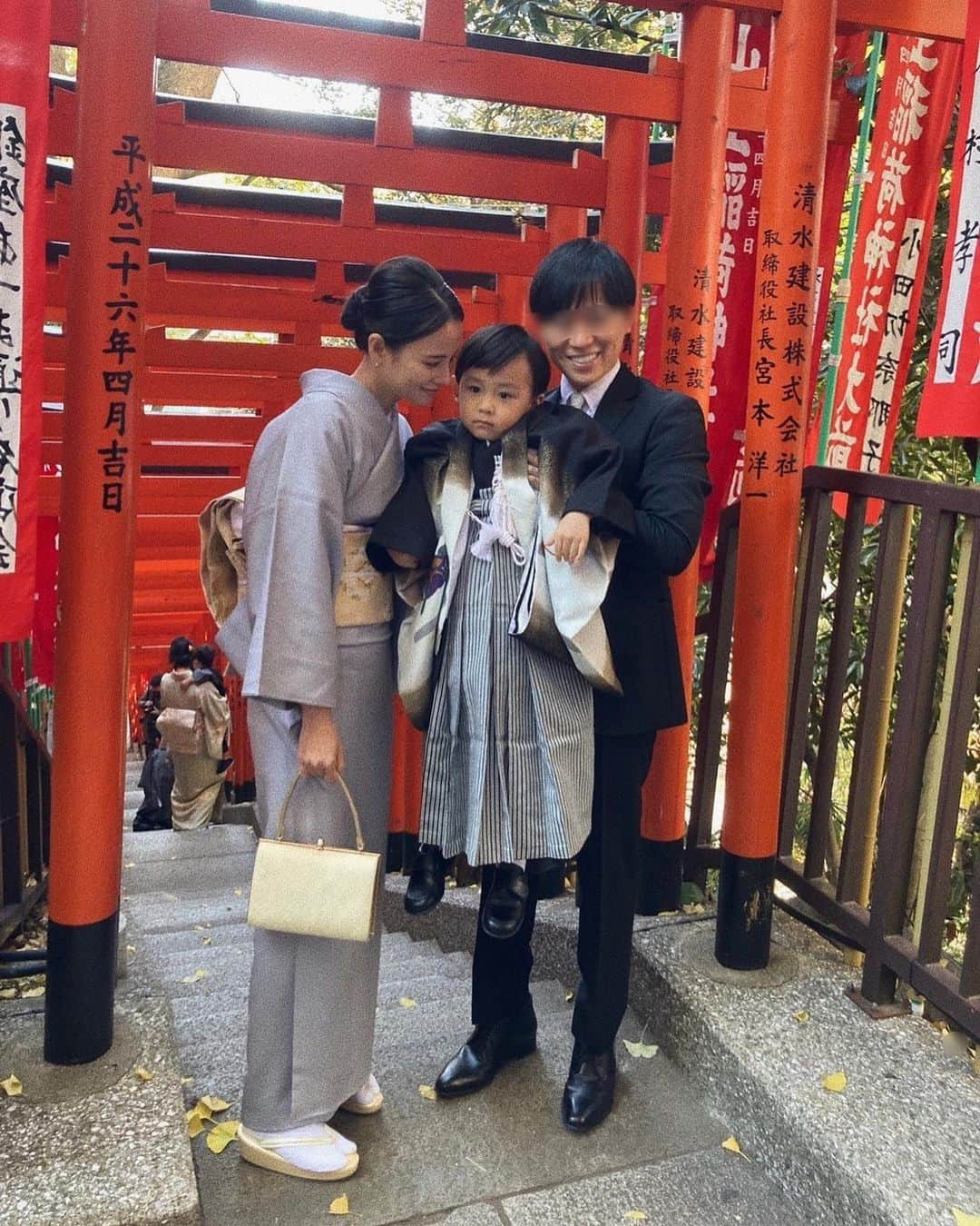 大畑ありささんのインスタグラム写真 - (大畑ありさInstagram)「. こまるくんの七五三でした⛩ . 朝はご機嫌だったのに 移動のタクシーでピークを向かえて 写真撮る時は無。。🤣 . 最後は笑顔になってくれてよかった😮‍💨💛 . #七五三 #赤坂日枝神社 #3歳」12月5日 20時59分 - ohataarisa