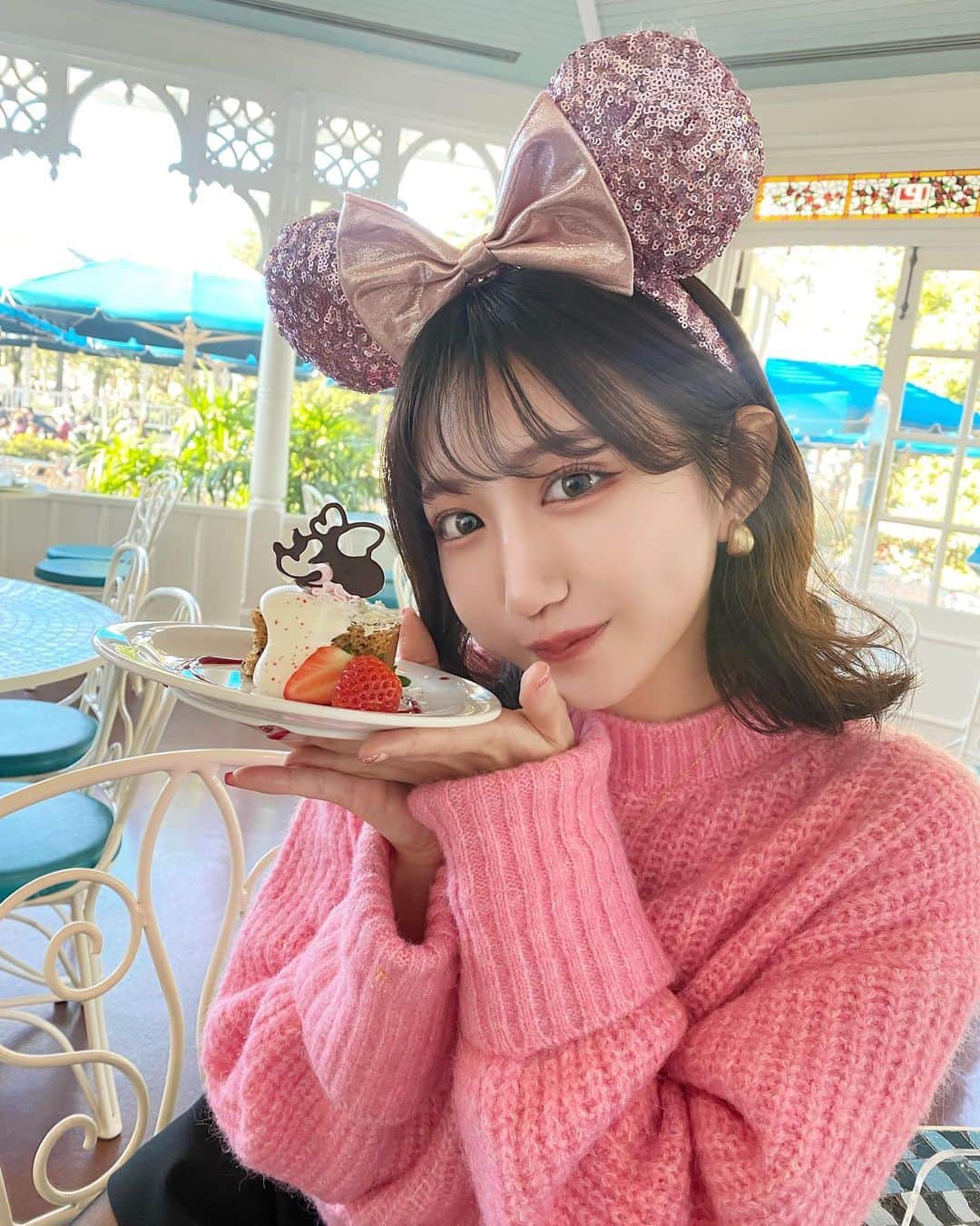 Ayanaさんのインスタグラム写真 - (AyanaInstagram)「🎀｜disneyland ☁️🍨 ⁡ ⁡ クリスマスのスペシャルメニュー !! プラザパビリオンで食べれるよ〜 🍴♡ 写真のはシフォンケーキ >ㅇ< 🎀 ⁡ ⁡ ⁡ ⁡ #disney #disneyland #disneysea #tokyodisneyland #ディズニー #ディズニーランド #ディズニークリスマス #クリスマスディズニー #ディズニーランドレストラン #プラザパビリオン」12月5日 21時24分 - naalunlun