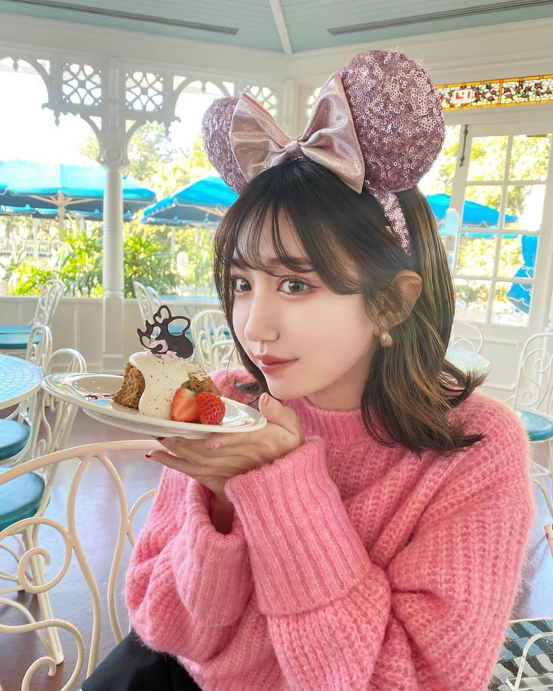 Ayanaさんのインスタグラム写真 - (AyanaInstagram)「🎀｜disneyland ☁️🍨 ⁡ ⁡ クリスマスのスペシャルメニュー !! プラザパビリオンで食べれるよ〜 🍴♡ 写真のはシフォンケーキ >ㅇ< 🎀 ⁡ ⁡ ⁡ ⁡ #disney #disneyland #disneysea #tokyodisneyland #ディズニー #ディズニーランド #ディズニークリスマス #クリスマスディズニー #ディズニーランドレストラン #プラザパビリオン」12月5日 21時24分 - naalunlun