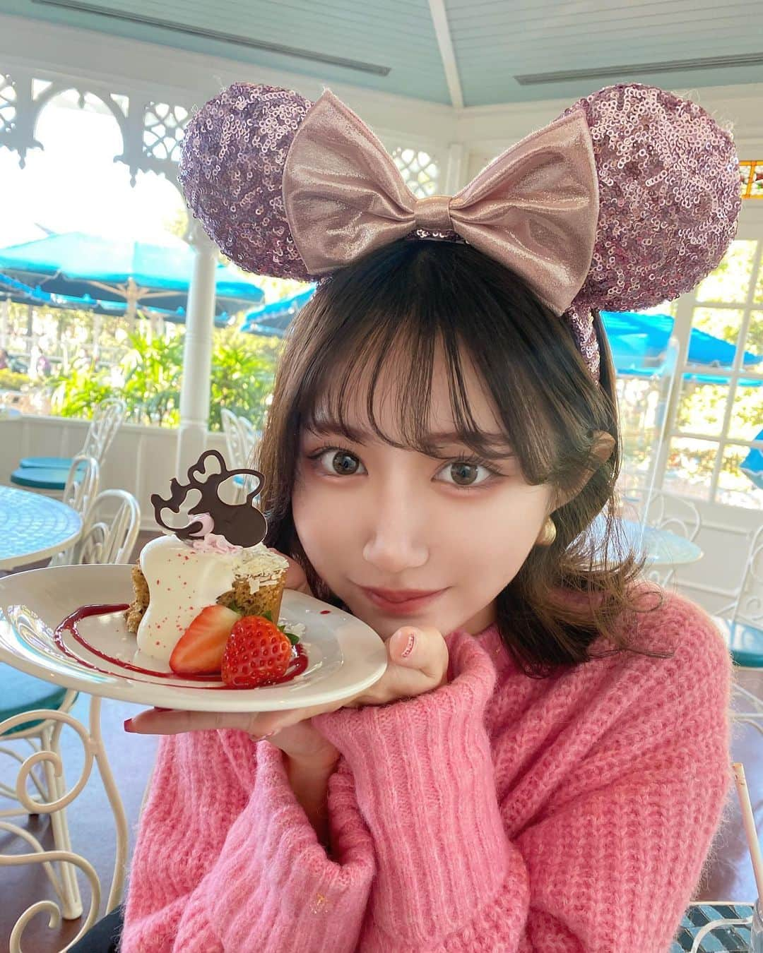 Ayanaさんのインスタグラム写真 - (AyanaInstagram)「🎀｜disneyland ☁️🍨 ⁡ ⁡ クリスマスのスペシャルメニュー !! プラザパビリオンで食べれるよ〜 🍴♡ 写真のはシフォンケーキ >ㅇ< 🎀 ⁡ ⁡ ⁡ ⁡ #disney #disneyland #disneysea #tokyodisneyland #ディズニー #ディズニーランド #ディズニークリスマス #クリスマスディズニー #ディズニーランドレストラン #プラザパビリオン」12月5日 21時24分 - naalunlun