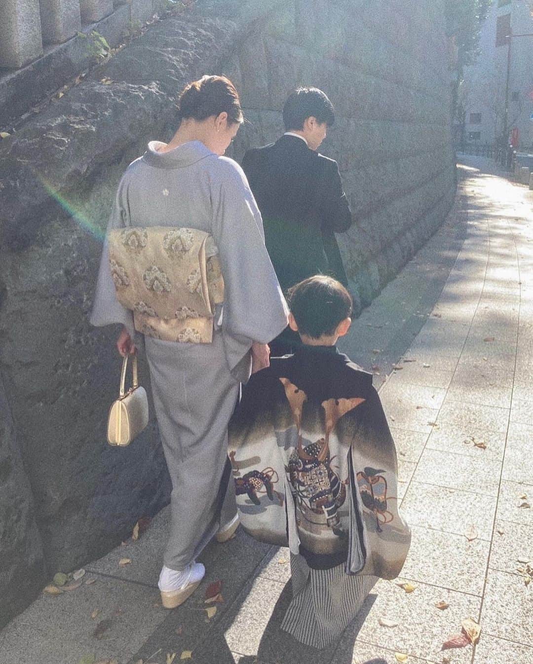 大畑ありささんのインスタグラム写真 - (大畑ありさInstagram)「. こまるんくんの袴と わたしのお着物は @kimono_nakaya さんのもの✨ . 自宅で着付けをしていただき こまるくんも終始リラックスしてて 本当に助かりました🥺✨ . なんといっても、着物がどれも 素敵すぎて。。😮‍💨✨ . 初心者だから 着物大変かな？と思っていたけど、 小物もすべて用意してくださって ヘアもお願いできて すごく挑戦しやすかったです☺️✨ . また着れる機会があれば すぐに着たいなぁ👘✨✨ . #七五三 #袴#訪問着#着物 #着物中や」12月5日 21時37分 - ohataarisa