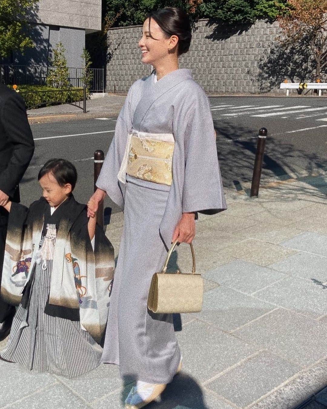 大畑ありささんのインスタグラム写真 - (大畑ありさInstagram)「. こまるんくんの袴と わたしのお着物は @kimono_nakaya さんのもの✨ . 自宅で着付けをしていただき こまるくんも終始リラックスしてて 本当に助かりました🥺✨ . なんといっても、着物がどれも 素敵すぎて。。😮‍💨✨ . 初心者だから 着物大変かな？と思っていたけど、 小物もすべて用意してくださって ヘアもお願いできて すごく挑戦しやすかったです☺️✨ . また着れる機会があれば すぐに着たいなぁ👘✨✨ . #七五三 #袴#訪問着#着物 #着物中や」12月5日 21時37分 - ohataarisa