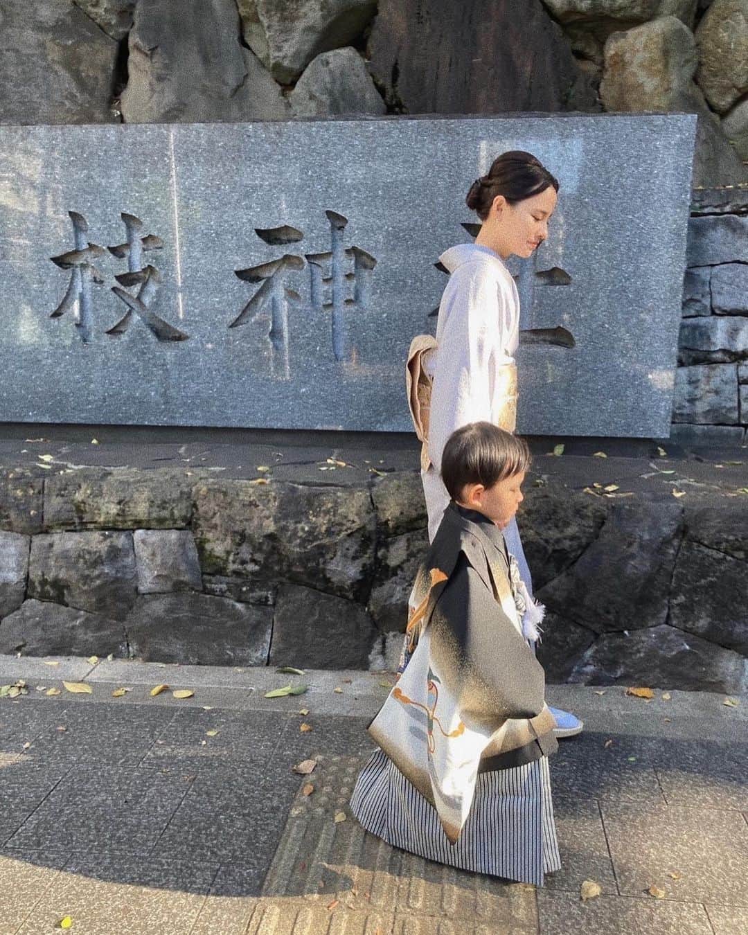大畑ありささんのインスタグラム写真 - (大畑ありさInstagram)「. こまるんくんの袴と わたしのお着物は @kimono_nakaya さんのもの✨ . 自宅で着付けをしていただき こまるくんも終始リラックスしてて 本当に助かりました🥺✨ . なんといっても、着物がどれも 素敵すぎて。。😮‍💨✨ . 初心者だから 着物大変かな？と思っていたけど、 小物もすべて用意してくださって ヘアもお願いできて すごく挑戦しやすかったです☺️✨ . また着れる機会があれば すぐに着たいなぁ👘✨✨ . #七五三 #袴#訪問着#着物 #着物中や」12月5日 21時37分 - ohataarisa