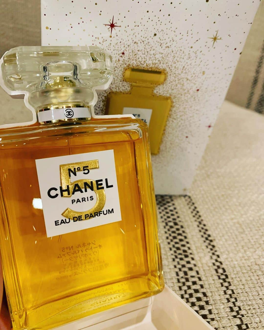 真木よう子さんのインスタグラム写真 - (真木よう子Instagram)「昔からCHANEL N°5大好きです💙  ついに自分への少し早いクリスマスプレゼントとして購入😆💕💕 今宵はN°5のみ纏って就寝します💙  #CHANEL #CHANELNo5 #マリリンモンロー」12月5日 21時51分 - yokomaki_official