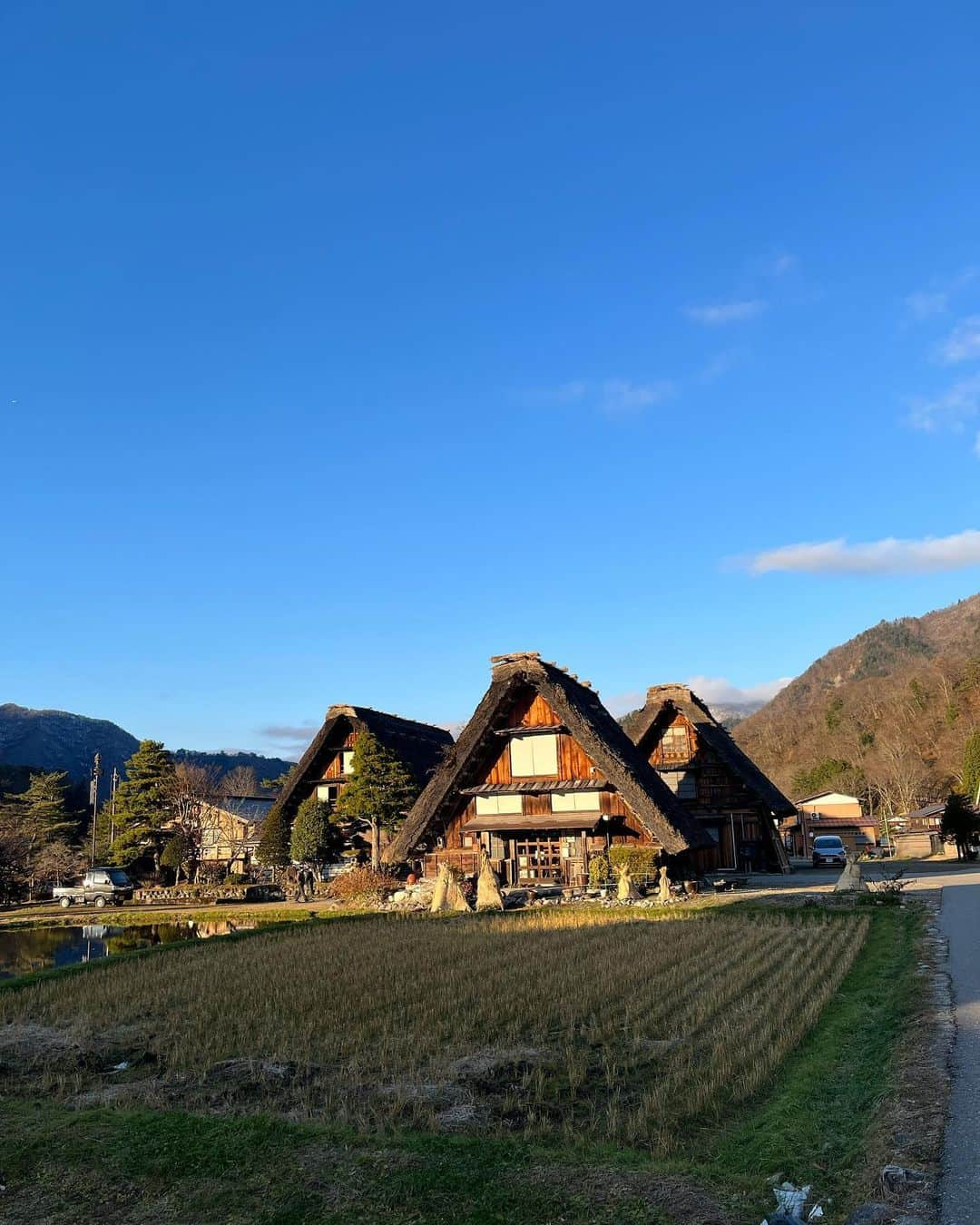 辻直子さんのインスタグラム写真 - (辻直子Instagram)「#shirakawago#beautifulplaces🙏🏻 #なんて美しいんだろう#美しい場所はまだまだたくさん#素晴らしいところでした#岐阜県が大好きになりました♡  最高すぎて言葉になりません 圧巻です🥰」12月5日 21時54分 - naoko.ts