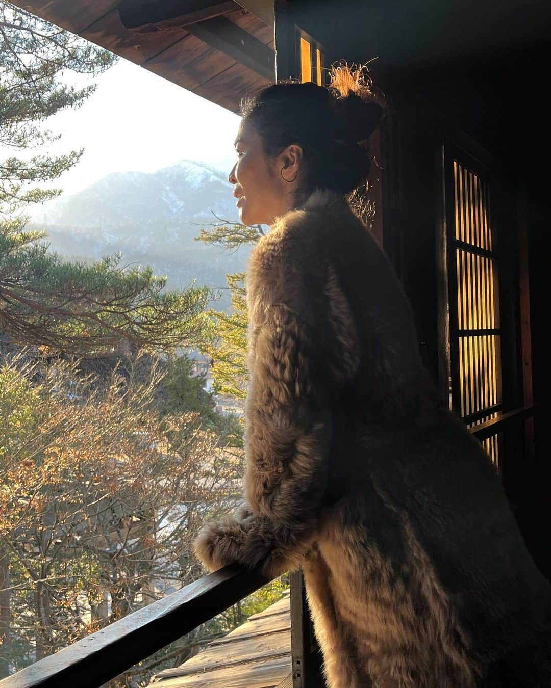 辻直子さんのインスタグラム写真 - (辻直子Instagram)「#shirakawago#beautifulplaces🙏🏻 #なんて美しいんだろう#美しい場所はまだまだたくさん#素晴らしいところでした#岐阜県が大好きになりました♡  最高すぎて言葉になりません 圧巻です🥰」12月5日 21時54分 - naoko.ts