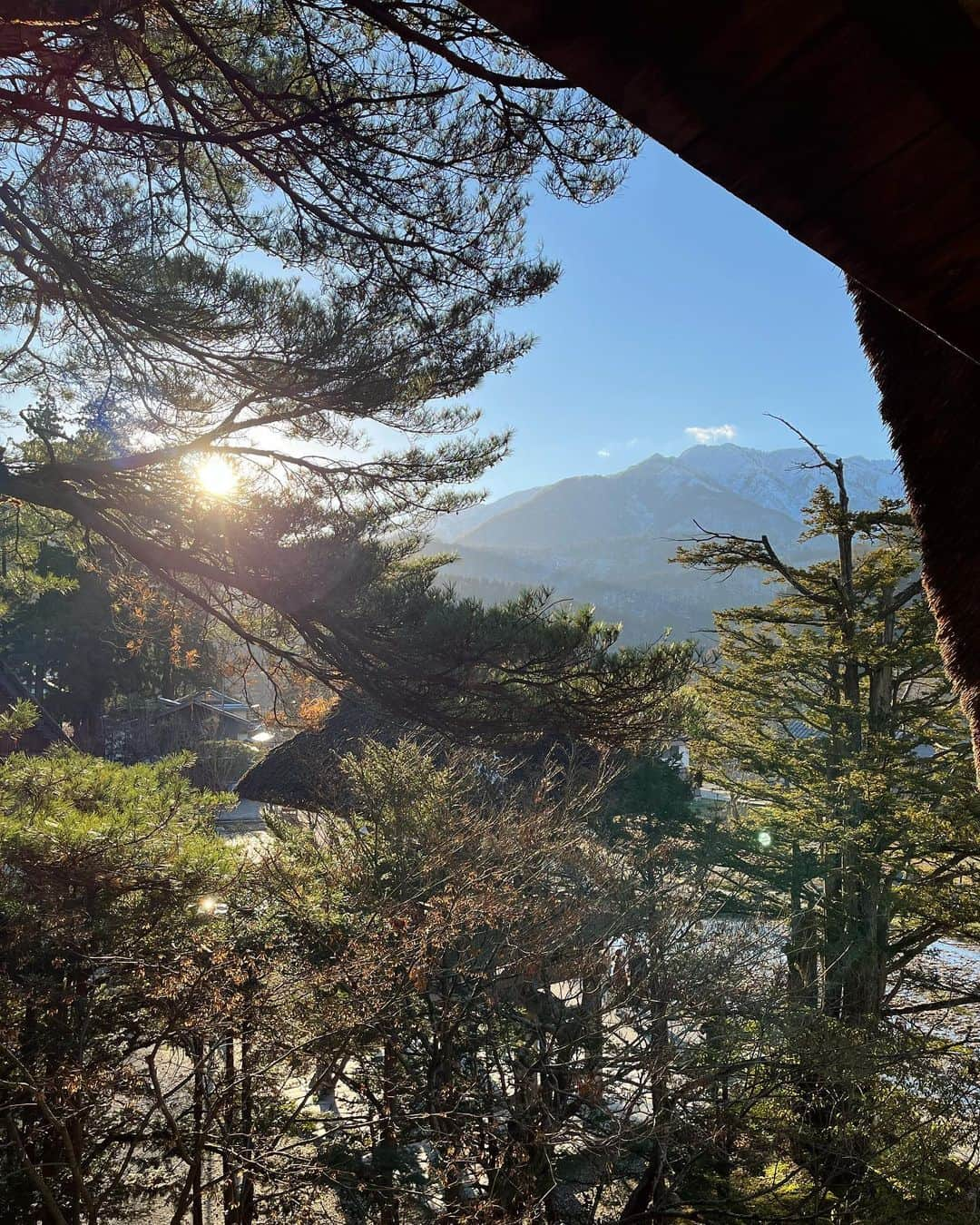 辻直子さんのインスタグラム写真 - (辻直子Instagram)「#shirakawago#beautifulplaces🙏🏻 #なんて美しいんだろう#美しい場所はまだまだたくさん#素晴らしいところでした#岐阜県が大好きになりました♡  最高すぎて言葉になりません 圧巻です🥰」12月5日 21時54分 - naoko.ts