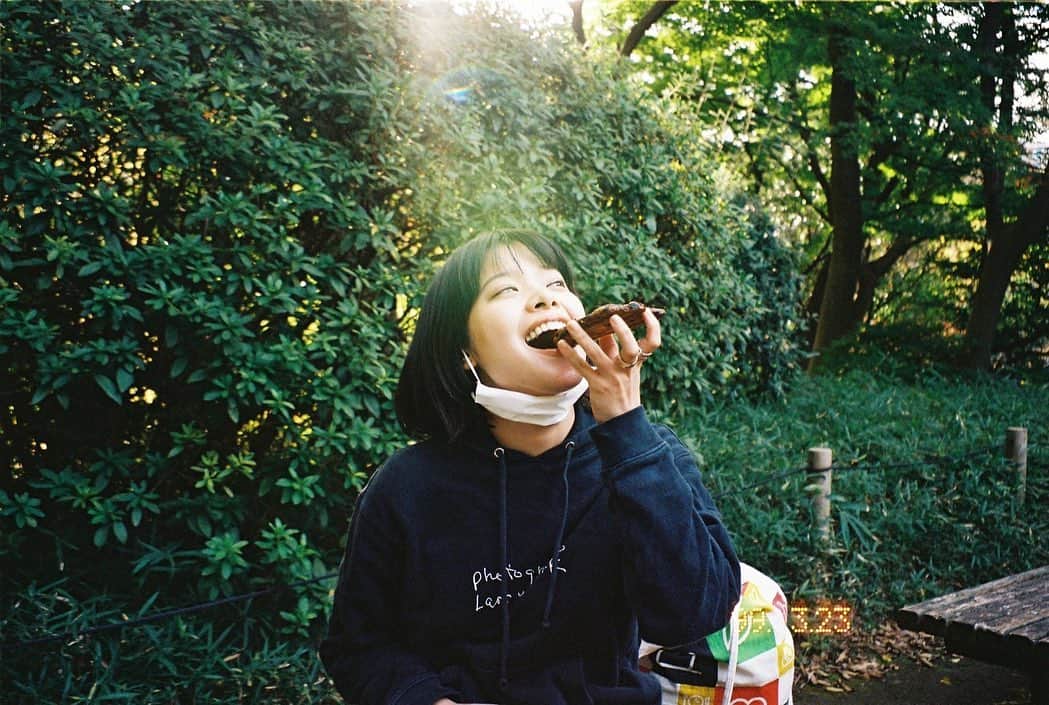 岸井ゆきののインスタグラム：「ほんと空と紅葉は最高だよな〜🍁🍂 空の青とイチョウの黄色ってベストマッチちょっとくさいけど季節のにおい いつもいくらでも散歩できるけど今なんか最高じゃん。通勤してるはずなのにそのままどこか行きたくなる🌿けど仕事に行く  さいきんやっとそらを舞う景色にピントが合うようになってきた。でもモンブラン撮れてないからまぐれか〜！ ほんと冷えるねあったかくしてね❄️ ため息で老けないようにさ元気が出るうた聴いて頑張ろうよnè❤️  そしてそして12／22って空いてますか？？ 国際フォーラムでハイバイ/wareの岩井秀人さん主催『いきなり！本読み』に参加します。 @hibye.ware  第１回ぶりのいきなり！本読み…怖たのしみだ… 行ったらいきなり読んだことのない台本を渡されて、さあ！みんなで初見で読んでみよー！！というイベントです。 コレねぜったい楽しいからよかったら見に来てください。 ほんとうにその瞬間に渡される台本なのでまったくお話知らないからどんなテンションでいけばいいんだとかどの声にしようとか激むずかしい漢字出てきたらどうしようとか心臓バックバクだけど、物語知らんからこそ思いもよらぬ展開でたのしいの。待ってます。  12/17からはAmazon Original連続ドラマ「No Activity／本日も異状なし」の配信も始まります。よろしくどうぞです。 こちらもねシソンヌじろうさんの脚本がとってもグフフでわたしの役もゲヘヘな感じです。 みな何かを成し遂げるその時を待ってる愛おしい個性爆弾💣」