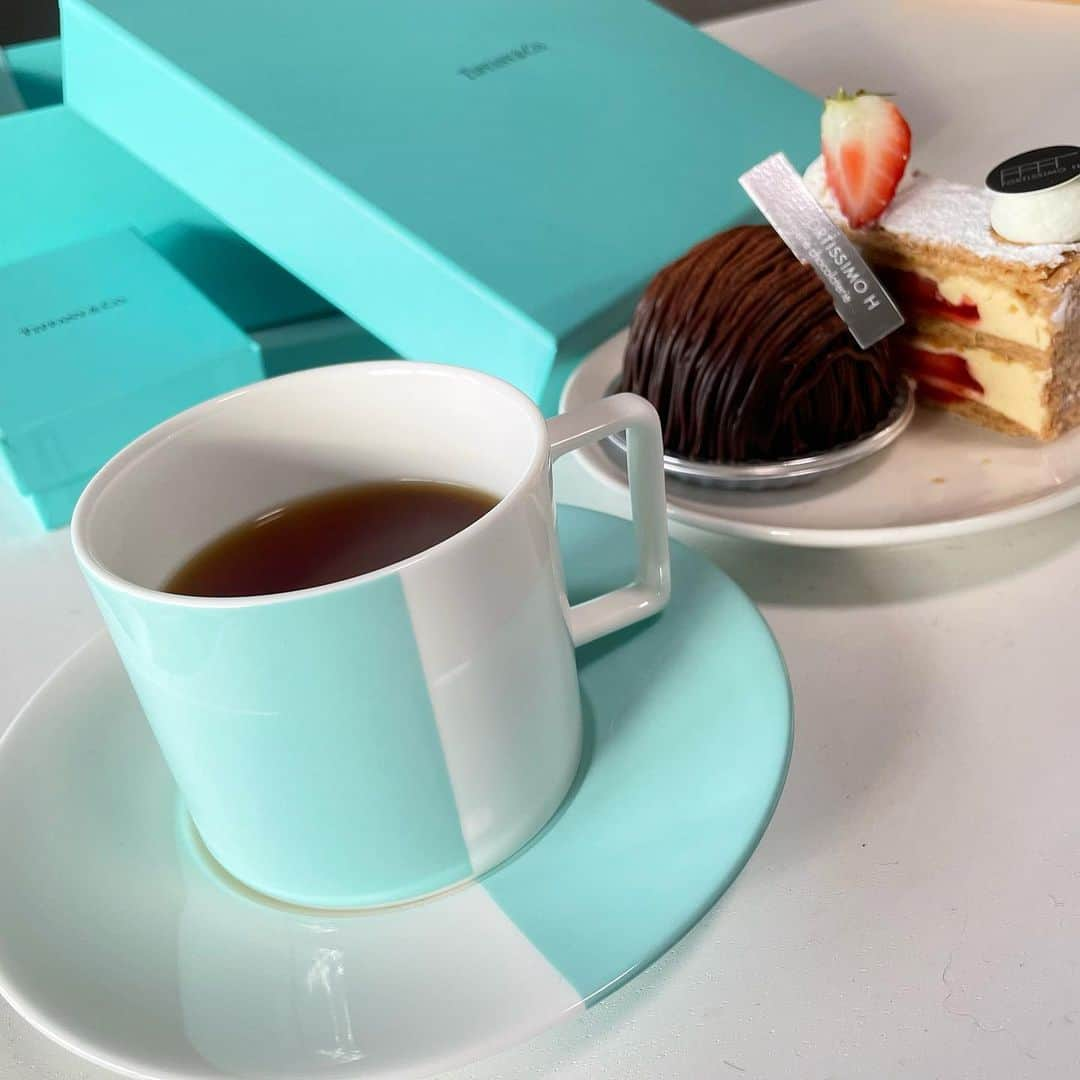 川崎成美のインスタグラム：「李苑さんから頂いたTiffanyのカップでティータイム🍰 #Tiffany」