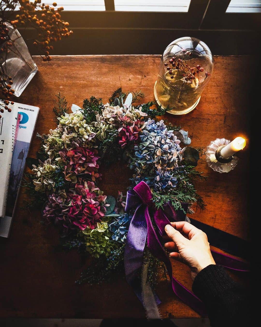 柳澤麻衣さんのインスタグラム写真 - (柳澤麻衣Instagram)「I prepared a hydrangea Christmas wreath. Have a lovely Christmas month🎄✨　  今年のプリザのクリスマスリースワークショップはアジサイとエバーグリーンのリースをご用意しました。 プリザのリースにはリボンはあまり使用しないのですが、今回は質感と色が印象的なリボンがありましたのでポイントにいれました。  みなさんステキにリースを制作してくださり楽しい時間を共有させて頂きました。 ありがとうございました。  今年もいよいよ最終月。 イベント盛り沢山の慌ただしいシーズンを楽しみましょう。 今月もよろしくお願いたします。」12月5日 22時05分 - toile_blanche