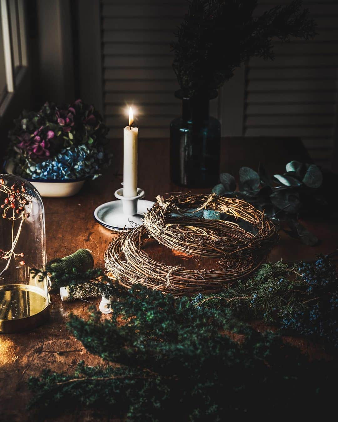 柳澤麻衣さんのインスタグラム写真 - (柳澤麻衣Instagram)「I prepared a hydrangea Christmas wreath. Have a lovely Christmas month🎄✨　  今年のプリザのクリスマスリースワークショップはアジサイとエバーグリーンのリースをご用意しました。 プリザのリースにはリボンはあまり使用しないのですが、今回は質感と色が印象的なリボンがありましたのでポイントにいれました。  みなさんステキにリースを制作してくださり楽しい時間を共有させて頂きました。 ありがとうございました。  今年もいよいよ最終月。 イベント盛り沢山の慌ただしいシーズンを楽しみましょう。 今月もよろしくお願いたします。」12月5日 22時05分 - toile_blanche