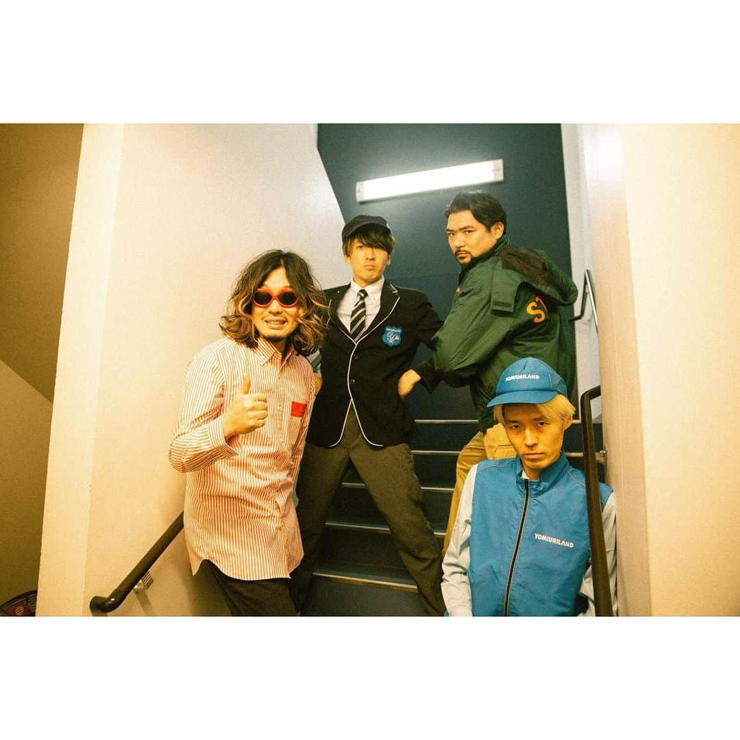 石毛輝さんのインスタグラム写真 - (石毛輝Instagram)「the telephones  名古屋、大阪でのCOUNTER DISCO Tour そして日テレらんらんホールでのSUPER DISCO Hits 12!!! ありがとうございました！  たった3本のツアーだったけど得たものはとても大きくて、今とても充実感に満たされています。  コロナ禍の影響なのかは分からないけど、バンドへの意識が過去最高に高まっているのを感じたツアーでした。  リハで追い込んで、本番はひたすら楽しむというのを改めて見直すことが出来た気がする。 すげーライブやってて楽しかった！ ライブ中のメンバーとの意思疎通も音と言葉を介して、高め合う事が出来たと思います。  各場所に来てくれた皆さんもそれを感じてくれてたら嬉しいな。 今回来れなかった皆さんも、また来れるタイミングで俺らのライブ遊び来てくれたら嬉しいっす！ きっとSomething Good(そう言えばやらなかったな)な気持ちになれると思います。  会場限定シングル「Get Stupid」と12/8リリースの「Yellow Panda」の新曲2曲は地に足がついた新しさがあって、とても好きな曲なのでたくさん聴いてくれたら嬉しいです。  来年アルバム出すので新曲もたくさん作りまっせ！ 楽しみにしててね！ ありがとう！  Photo by @ayumu10.18 (12/4 SDH)  #thetelephones  #カウンターディスコ #伏見jammin  #梅田shangrila  #日テレらんらんホール  #鋼鉄の段ボーラーまさゆき」12月5日 22時20分 - akiraishige