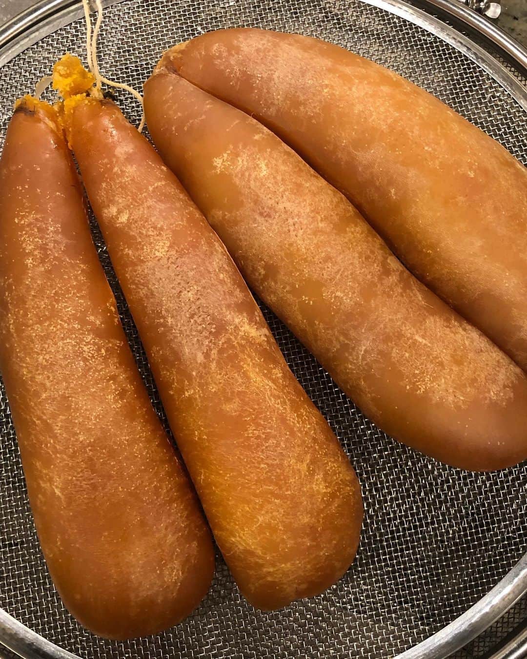 甘糟記子さんのインスタグラム写真 - (甘糟記子Instagram)「カラスミ9日目のビフォーアフター！  今日は子供達デイキャンプだったので、日曜日も朝からドタバタ（笑）  とりあえずカラスミちゃん干して、 酒に浸けて1日常温で塩抜きしたカラスミちゃん達は冷蔵庫へ。  冷蔵庫であと1〜2日くらい様子見ようかと( ^ω^ )  干してる方は上のボラの身の部分を取ってみたんだけど、、、  一つは失敗して卵少し出てるし（笑）  紐で結ぶって書いてあるのみたけど、上手くできない（笑）  もう完全フリースタイル\(//∇//)\  どうにでもなれ〜(๑>◡<๑)  というわけで、色々細かいところは気にせず今日も干されてきました( ^ω^ )  触るとだいぶ硬くなってきた！ いい感じだぞ〜╰(*´︶`*)╯♡  #甘糟カラスミ日記#手作りカラスミ#カラスミ作り#カラスミ#珍味#実験#年末#ボラ子」12月5日 22時21分 - norihey924