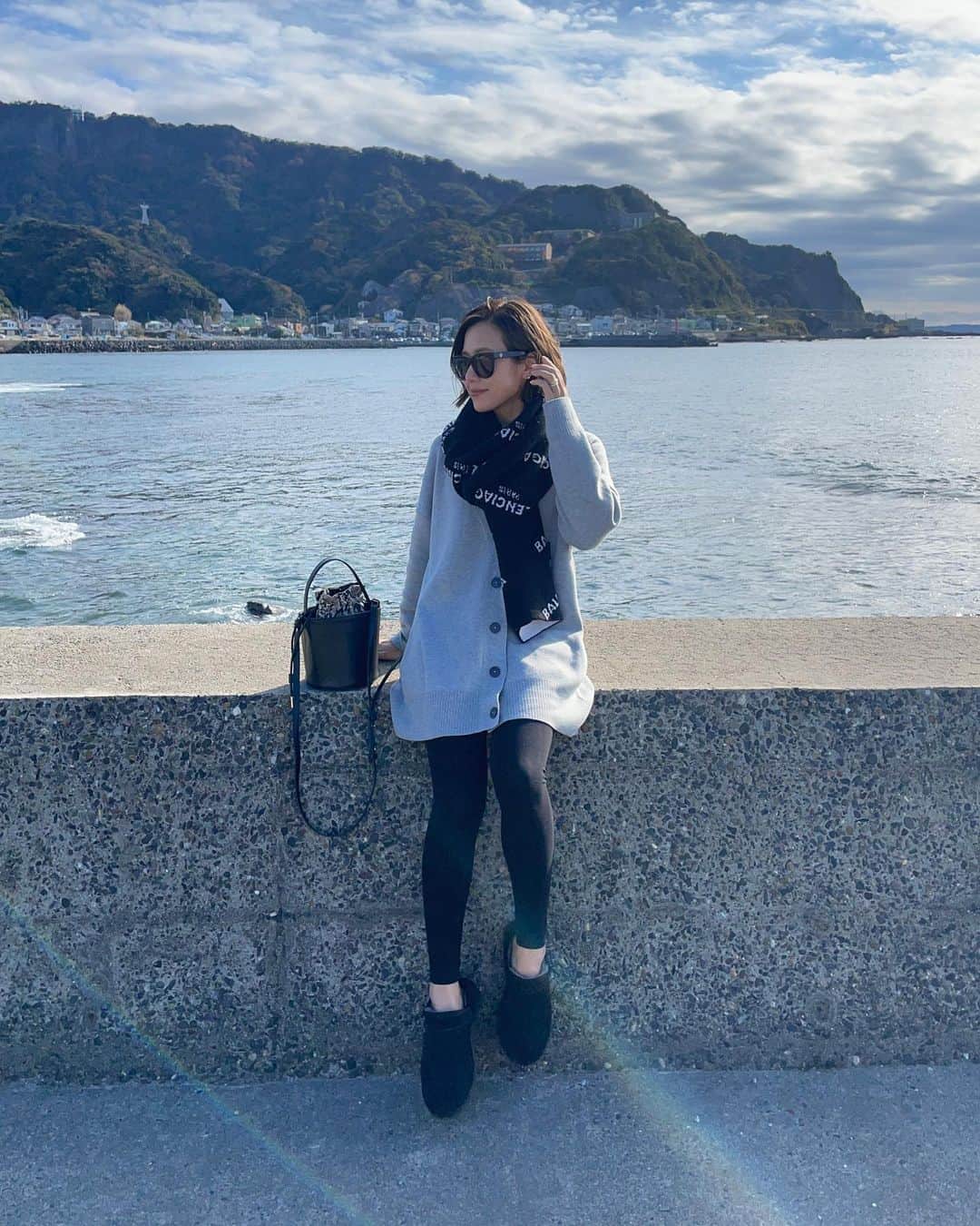 のインスタグラム：「2021/12/05  リラックスコーデ 鋸山へ行って、日本寺へ参拝して、海鮮食べて❤️良い休日でした😊  outer.bag #damefrank cardigan #newans leggings #handm shoes #ugg」