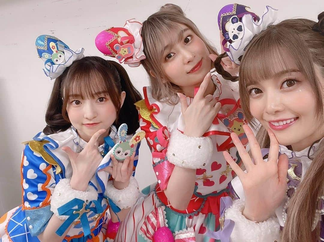 山下七海のインスタグラム：「⁡ 『プリパラ&キラッと☆プリチャン&ワッチャプリマジ! Winter Live 2021』 ありがとうございました💝💫 ⁡ ⁡ ゴーゴーマスコッツは「おやくそくセンセーション」 ちょびっとMCも任せてもらって、ドキドキ楽しかったです🚀🌟 ⁡ ノンシュガーは「カワイイ・ノンシュジェニック‼︎!」を歌いました🧚‍♂️🧚🏻‍♀️🧚🏻 ノンシュガー単独にて初披露した楽曲🌟🌟🌟 ここにきて合同ライブでも披露できました🪄🪄🪄 まさかー！ってノンシュファンのみんなは驚いたよね~😽~♪ サビ終わり3人縦一列でアピールする振り付けが大好きポイント🎢⭐︎❤️‍🔥 ⁡ こちらノンシュガーアルバムとサブスクで聴けます✊✌️🤚 毎日のモチベーションがぐんぐん上がっちゃう神曲です🩰 今すぐ聴いて！よろしくお願いします！ ⁡ ⁡ また来年からもアイドルたちに刺激をもらいながら、ノンシュガー＆ゴーゴーマスコッツを磨いていきます💎✨ ⁡ ⁡ 会場のみなさん、配信のみなさん 2021素敵な思い出を一緒に作ってくれてありがとうございました🌷🌷🌷 ⁡ #pripara #prichan #プリマジ ⁡ ⁡ ⁡ ⁡ ⁡」