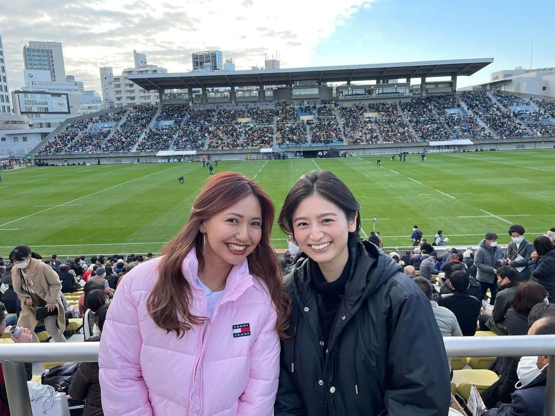 上野優花のインスタグラム：「伝統の早明戦🏉  早稲田のディフェンス、凄かったですね😳✨  先月23日の早慶戦から戦略を練ったんだろうな。  しばらく点も入らず、拮抗した緊張の試合展開で、 1秒も目が離せなかった👀  そんな中22フェーズを耐えた後 オフロードパスからの小泉選手のトラーーーーイ、 痺れました🤭😆‼️  82分からのスクラムは 両チーム選手達の想いが溢れている気がして感動🥲✨  本当に本当に面白い試合だったなぁ‼️  明治もこのままじゃ終わらせないだろうし、 次の天理戦が楽しみです😎🙌🏻  安定の美里先輩 @chanmm1012 と💕  とりあえず22時半からのJSPORTSでもう一回観ます😂  #本日もラグビー観戦日和でした #ラグビー #ラグビー部」