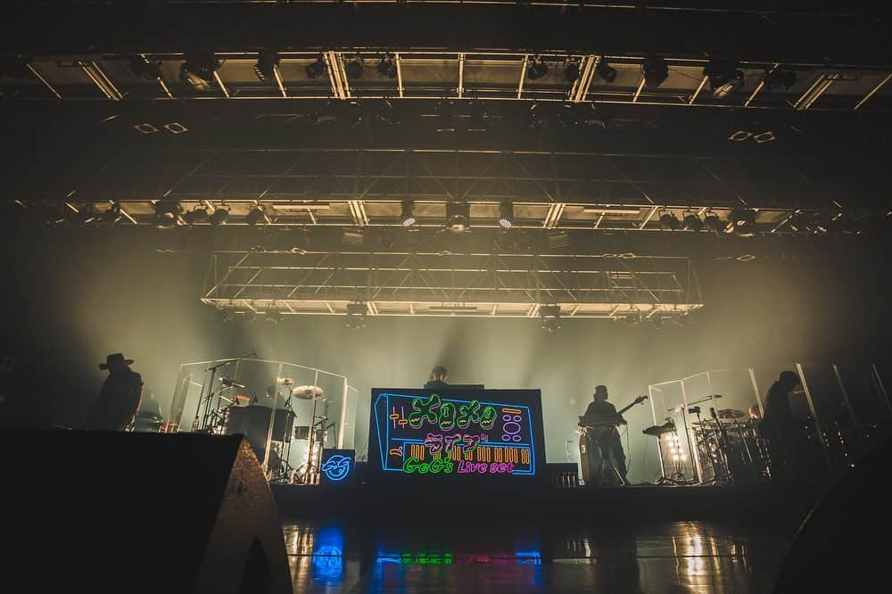 GeGのインスタグラム：「2021.12.04 at なんばHatch  "Goosebumps music presents" 『メロメロライブ~GeG’s Live Set~vol.2 』  日時：12月4日(土) 会場：なんばHatch （大阪府） 開演：18:00～ (開場 17:00～)  “出演アーティスト" 変態紳士クラブ WILYWNKA  VIGORMAN  唾奇  PERSIA  Hiplin  Rin音  Kojikoji  SNEEEZE SHADY   "BANDメンバー" Keyboard / GeG Guitar /  山岸竜之介 Guitar / Tatzma the Joyful  Bass / 林拓也 Drum / Kfootsal Percussion / Knock Wide Keyboard / 中村エイジ SAX / KenT from Soulflex  -セットリスト-  1.Don't Lock Back /WILYWNKA   2.TAKE IT EAZY / WILYWNKA & 唾奇   3.ろくでなしの唄 / VIGORMAN   4.大人が言う / VIGORMAN   5.DAYS GONE BAY / Hiplin&VIGORMAN   6.LIFE IS GOOD /Hiplin,VIGORMAN, SNEEEZE,Rin音  7.ISLAND TRIP / SHADY   8.幻影 / PERSIA   9.New World oder / PERSIA   10.舞浜 / PERSIA   11.HOME / 変態紳士クラブ   12.HERO / 変態紳士クラブ   13.YOKAZE / 変態紳士クラブ  14.Grow Up /Hiplin   15.帰り道 / Hiplin&kojikoji   16.I gotta go / Hiplin,WILYWNKA,kojikoji   17..Merry go round(メロメロver) / 唾奇,VIGORMAN,WILYWNKA,kojikoji,Hiplin  Photo by @junya_thirdeye」