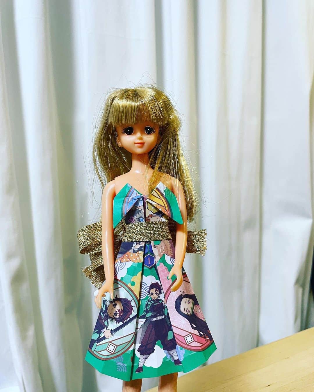 神尾佑さんのインスタグラム写真 - (神尾佑Instagram)「妻が昔のリカちゃんに折り紙でドレスを作った。なかなかの出来栄え♪ 裸にエプロン状態だけどねww」12月5日 23時11分 - yu_kamio
