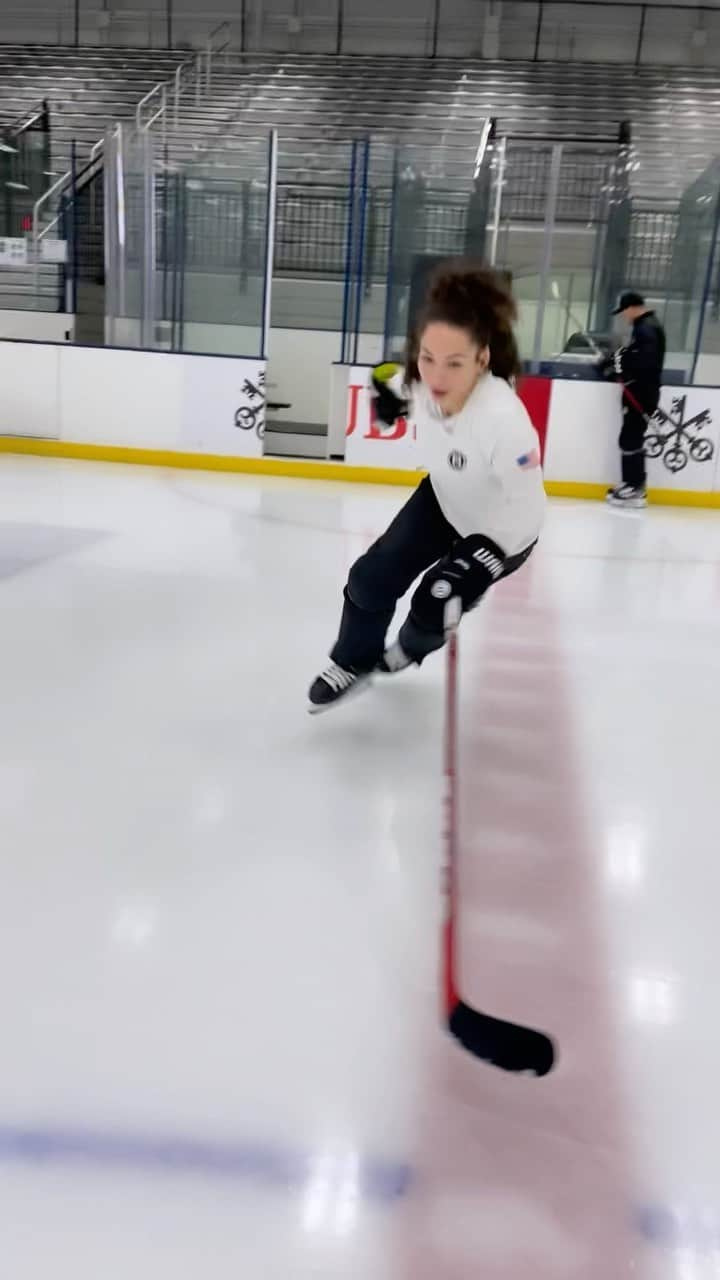 エレーネ・ゲデヴァニシヴィリのインスタグラム：「@ny_islanders @northwellhealthicecenter @besahockey @nhl @ccmhockey  @ducati.nyc #hockey #skating #skills #curvygirl」