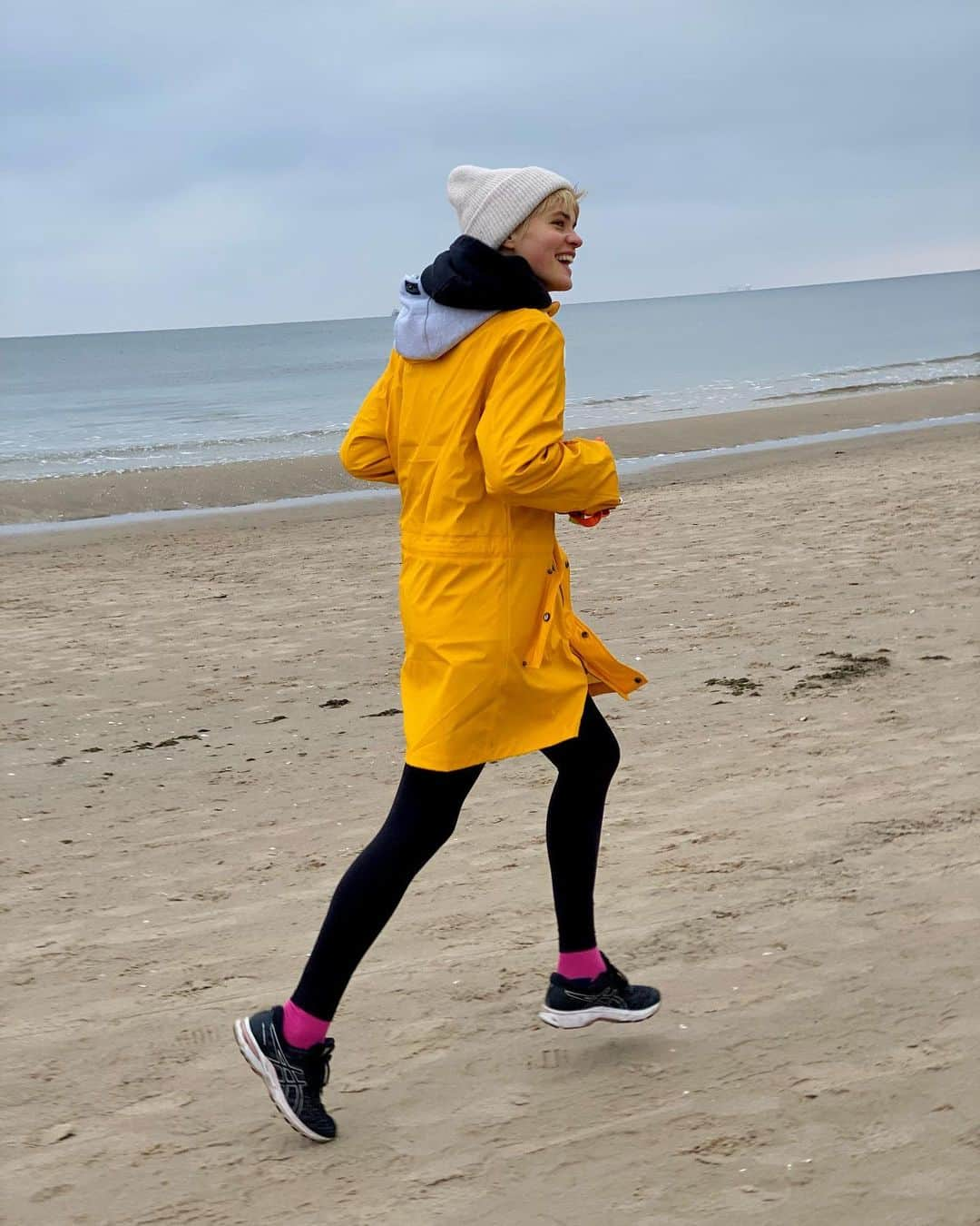 Kris Gottschalkのインスタグラム：「Last weekend we went to the beach and the puppy freaked out, she was so happy I don’t think I’ve ever seen her dog-smile so much 🐶 - Lola happy Me happy!!!  #beachtime  #balticsea #runwithyourdog  #happypuppy  #lifebythesea ❤️  #usedom  #schmuddelwedda」