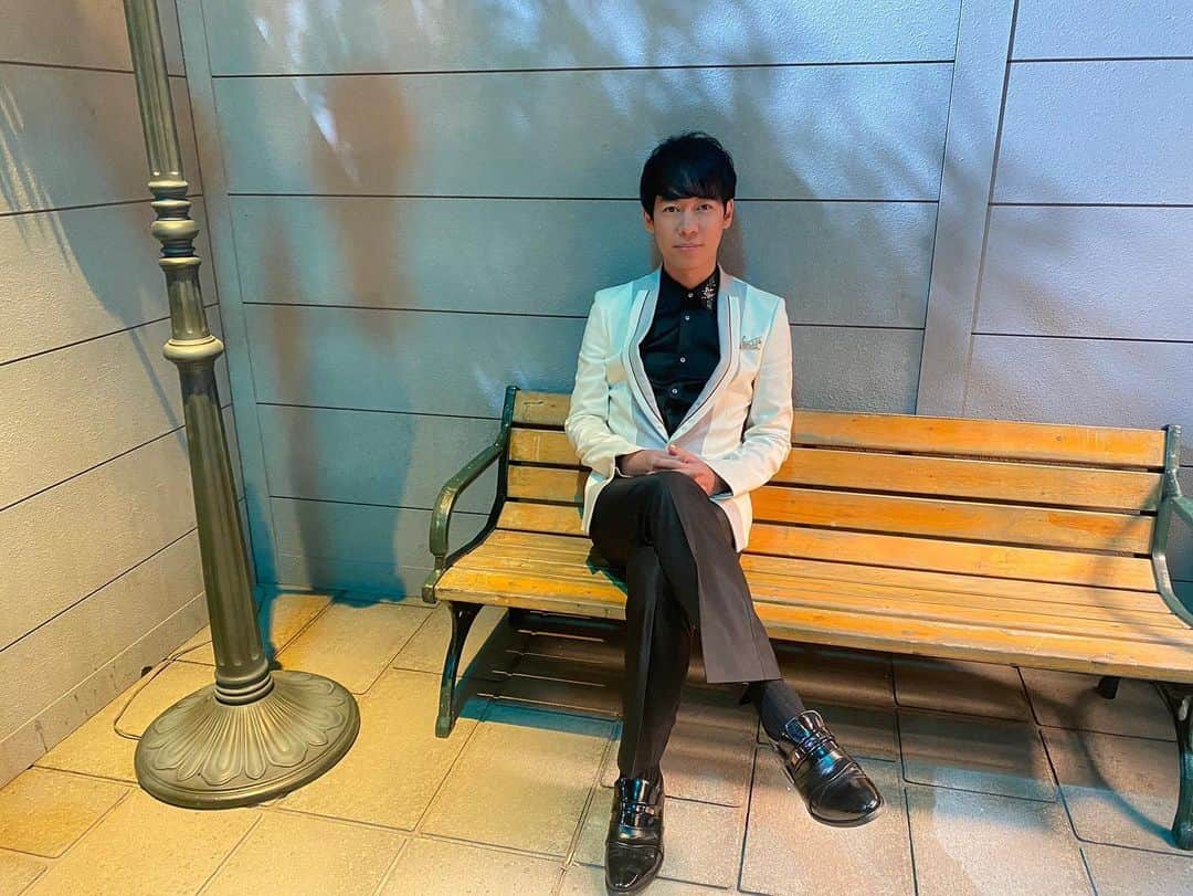 松阪ゆうきのインスタグラム：「今夜は、  BSテレ東📺 『演歌の花道』 ご覧下さいました皆さま。 ありがとうございました😊  歴史ある あの『演歌の花道』出演させて頂けて感無量でした😭  🎤を持たずに歌うって中々無かったので難しかったです。  『黒い花びら』 いかがでしたか？？  9月の収録だから だいぶ経ちましたね！  また出演させて頂けるように頑張りますので、皆さまのご感想も是非お願い致します🤲💖  コチラから😁 https://www.bs-tvtokyo.co.jp/opinion/  ドラマのセットみたい楽しかったです😁  また出演出来ますように😌  ゆうき♪  #松阪ゆうき #bsテレ東 #演歌の花道 #水原弘 さん #黒い花びら #カバー」