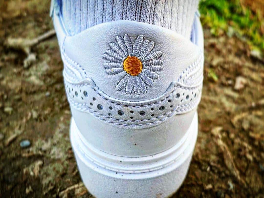 荒木駿平のインスタグラム：「PMO®︎ X NIKE KWONDO１  @peaceminusonedotcom   サッカーのスパイクみたいな感じのタンが付いててかわ💎」