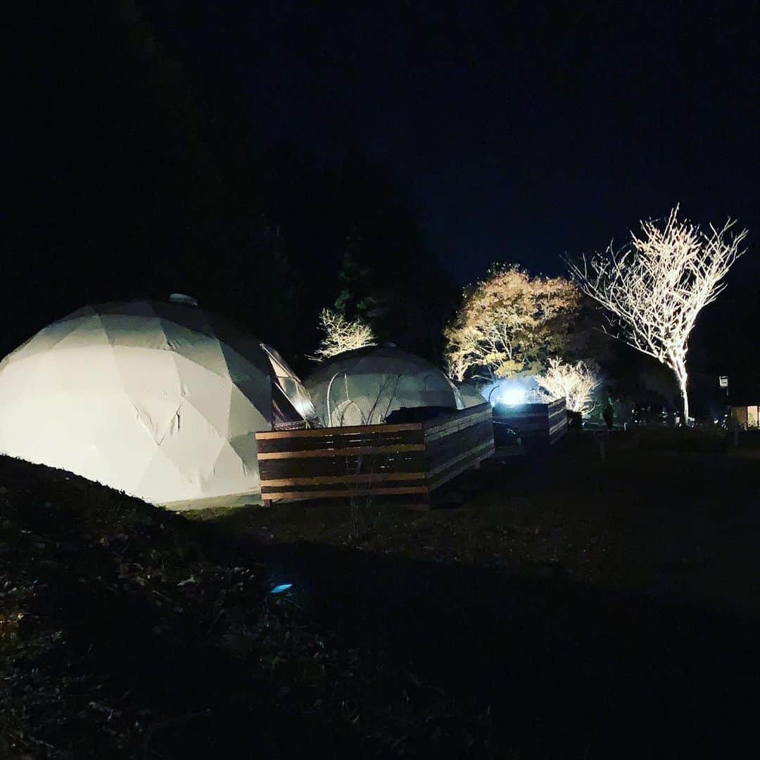 坂田陽子さんのインスタグラム写真 - (坂田陽子Instagram)「山梨県都留市に2021年7月にオープンした @the_forest_yamanashi  へ初めてのグランピングに @shimojimac  千穂ちゃん達と久々の家族旅。 ・ 子供が小さい時は一式揃えたキャンプ道具を車にパンパンに積んで行ってたけど準備も後片付けも大変で💦 でも今回は自然の中に身を置きつつもホテルステイする感覚❗️ ・ 7棟あるドームテント内は全てコンセプトの違うインテリアでまとめられぬくぬくの暖房完備。外のデッキには焚き火台（薪割り体験も出来る😆）やハンモック、テント内にはストーブもあるので寒がりの私でも快適に過ごせた。 かえって空気が澄んでて気持ちよかったかも😆 ・ ディナーは地元食材をふんだんに使ったBBQコース。16時半からは生ビールやワインなどが飲み放題という、飲み好き家族にはめちゃくちゃ嬉しいサービスが😆❗️ ・ 富士山の伏流水で育ったふわふわのヤマメや桜のチップでスモークするイノシシ、 奥秋のおっちゃん（オーナー笑）が惚れ込んだお肉などを 、こちらは焼くだけ、BBQコンロにかけるだけで楽しめる、でもちょっとキャンプ料理をやってる風、という満足感も🤣 ・ 徒歩2分の場所にある　#芭蕉の湯　は無料、シャワーは部屋ごとに用意されたのを24時間使用可。 ワーケーションにも対応できよう、WiFiバッチリ👍 ・ 行き渡った、 でも行きすぎてないサービスと環境でもう大満足‼️ なんだけど、 夜には更に嬉しい、満天の星を眺めながらのBARが開店！ その話はまた、後ほど🤣 ・ #グランピング #大人のキャンプ #ザフォレスト山梨 #山梨県都留市　 #ドームテント　#薪割り #日帰り温泉　#満天の星 #ワーケーション　#焚き火」12月6日 0時13分 - yokosakata