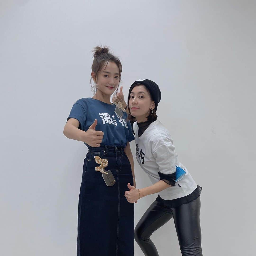 ジングルワンのインスタグラム：「： 是ㄉ 再來一個 落馬影后 vs 真·金馬影后的合照(⁎⁍̴̛ᴗ⁍̴̛⁎)  話說， 今天稍早和 @thefallsfilm 一起跑了映後，和一些觀眾朋友聊聊天，雖然過程有一些沈重，想起了生命中的某個人，也想起了自己，再想回現在，很感謝生命裡的那些不盡完美的過程，因為那些過程，我看見生命裡很美好很美好的東西，而這些東西，都有你們的參與  我想說的是， 無論是pinky、小靜 還是王淨  真的都很感謝你們 也謝謝自己沒有在很沮喪的時候放棄過， 才能遇見這麼好的你們，謝謝🌻💖」