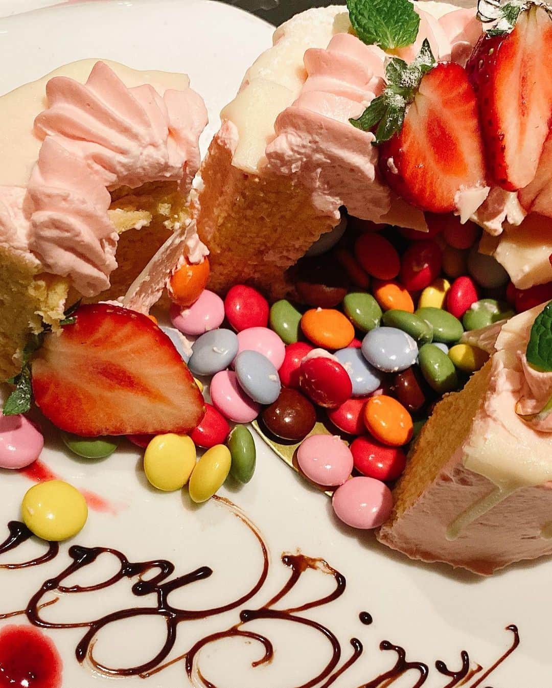熊田曜子さんのインスタグラム写真 - (熊田曜子Instagram)「My daughter's 9th birthday dinner.  #birthday #誕生日　#お祝い　#お誕生日　#三姉妹　#長女　#9歳　#cake #マーブルチョコ　#」12月6日 10時02分 - kumadayoko
