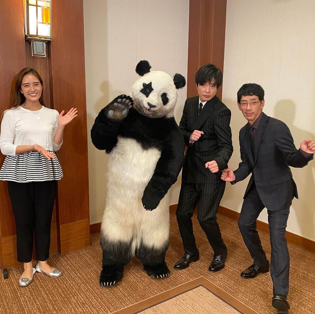 星星（セイセイ）さんのインスタグラム写真 - (星星（セイセイ）Instagram)「🐼🥨🐼🥨 #あなたの番です劇場版 #あな番 . きょうの #ベラベラENGLISHは ...💯 🌟plot twist 🌟予測不能 . 今日から「あなたの番です 劇場版」コラボだよー🐼✨ 田中さんと野間口さんのツイストポーズ🤩🥨  明日は誰の番だっけな〜？🤔 #思い出せ星星 #田中圭 #野間口徹 #ツイストポーズ . #星星 #パンダ #panda #pandagram #パンダ好きな人と繋がりたい #ZIP!」12月6日 10時16分 - seisei_panda