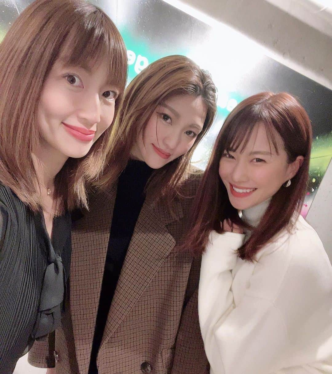 庄司ゆうこさんのインスタグラム写真 - (庄司ゆうこInstagram)「西麻布にある会員制和食のお店『風』に行ってきましたぁ❣️ この日は寒くなってきたのでアグー豚しゃぶで鍋をしました(^^) 蟹鍋やら鍋の種類もたくさんあるみたい☺️ @koichi.nishimura ビーチバレーの西村晃一選手がオーナーなので、床は砂浜でバーベキューに来た気分になれる☺️ 部屋はいくつかあって、普通の個室やカウンターもあります(^^) そしてカラオケルームも🎤✨ 最後の写真はほろ酔いさやか姫のギターシーン🎸笑 紹介制なので行きたい方いたら連絡くださぁい🤗プライベート感あってめちゃくちゃ素敵なお店です💓 #会員制#和食#和食屋#西麻布#西麻布グルメ#鍋#蟹鍋#アグー豚#ビーチバレー#西村晃一#さんのお店#忘年会#ヨガインストラクター#ビーチスターファイブ#ポジティブスターヨガ」12月6日 10時40分 - yuko.shoji