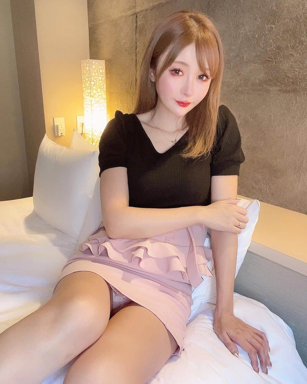 滝沢いおりさんのインスタグラム写真 - (滝沢いおりInstagram)「こんばんは❤️ 今日も一日お疲れ様でした💋  今日の投稿はピンクコレクション2021😀  ピンクのお洋服は好きですか…？💓  #インスタグラビア #ミニスカートコーデ  #お姉さん #お姉さんの誘惑」12月6日 2時43分 - takizawaiorir