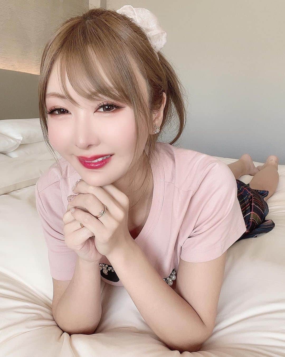 滝沢いおりさんのインスタグラム写真 - (滝沢いおりInstagram)「こんばんは❤️ 今日も一日お疲れ様でした💋  今日の投稿はピンクコレクション2021😀  ピンクのお洋服は好きですか…？💓  #インスタグラビア #ミニスカートコーデ  #お姉さん #お姉さんの誘惑」12月6日 2時43分 - takizawaiorir
