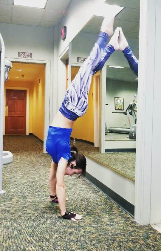 リュボーフィ・イリュシェチキナのインスタグラム：「Stretching my wings 😇  This exercise helps develop the upper body and back flexibility,  arms strength and balance.  @gameplancanada  #mindset #fitness #mindfulness #power #girlspower #stretching #flexibility #flexible #me #bend」