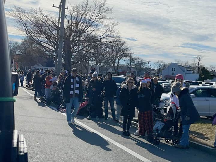 ケイティー・ルクレールのインスタグラム：「The Falmouth Christmas parade was SO GREAT!! Nothing has ever made me feel more out of shape than being exhausted from just waving for an hour! 😂 #CapeCodChristmas」