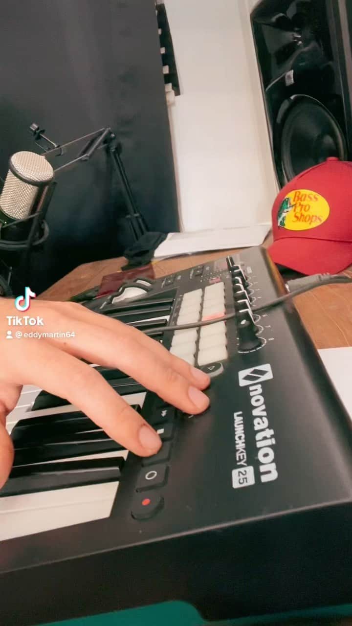 エディー・マーティンのインスタグラム：「Se que fui yo.   Song / poem I wrote   And made beat too.  🤪」