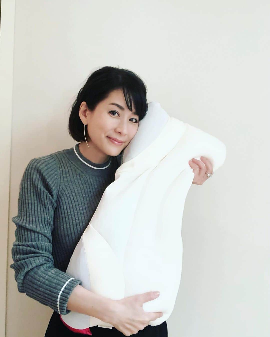 内田恭子さんのインスタグラム写真 - (内田恭子Instagram)「バタバタでご無沙汰してました！  ずっと気になっていた枕。きちんと自分の頭の高さを測ってもらい、自分に合うものを見つけてきました。立ったままの姿勢で測ります。枕は肩から1番高い後頭部まで、スペースなく埋まるものが、重さが分散されていいんですって。  また寝ているときの枕からの肌への摩擦を考え、そのダメージを軽減した、肌にも優しい枕。シルクの枕カバーで、更に優しく。  ボーイズも医師がすすめる健康枕がすっかりお気に入りです。  #西川 #PR #美容睡眠 #枕　#newmine #医師がすすめる健康枕  #肩楽寝 #横楽寝　#睡眠 #入眠 #肌にやさしい #ナイトルーティン #内田恭子 #kyokouchida」12月6日 11時36分 - kyoko.uchida.official