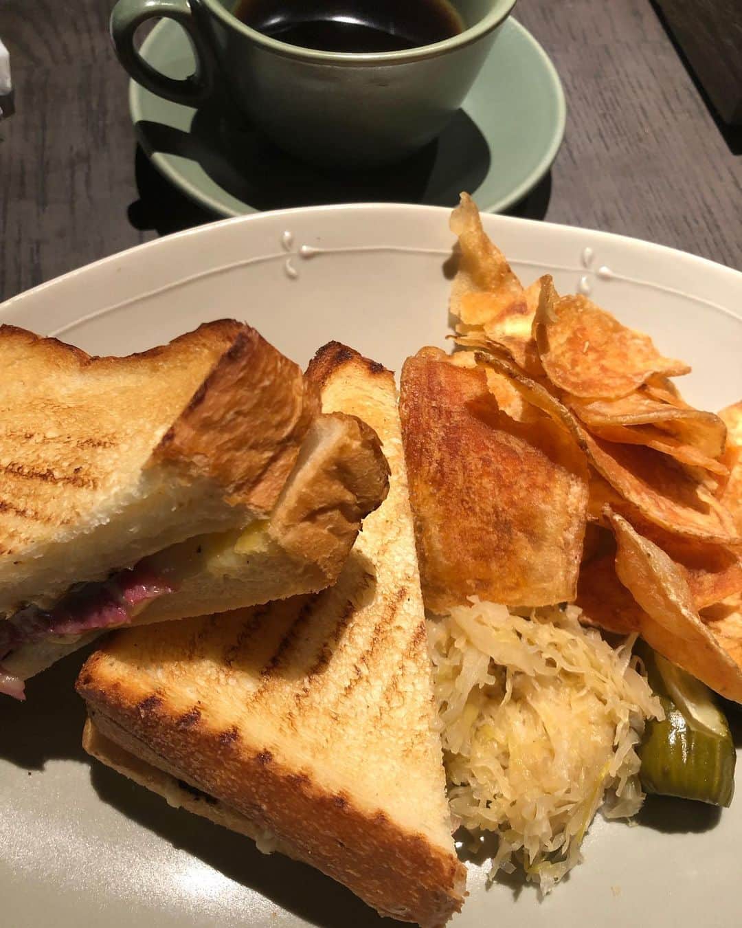 のインスタグラム：「昨日のデイキャンプは、お鍋作り！！久しぶりの幼稚園のお友達メンバーで参加しました( ^ω^ )  朝送り出して、あまりの寒さにビックリ！  着せていく服間違えたかも〜(＞人＜;)  とちょっとドキドキ。  でも日が出てきたらきっと大丈夫！と信じて、ママ達はモーニングでぬくぬく。  寒さのこたえる歳ですからね(〃ω〃)  子供達は、和風鍋とカレー鍋を作ったらしく、きりたんぽも手作りで入れたり、マシュマロも8人で3袋食べたって（笑） あとポニーも乗りに行ったって言ってたな(≧∀≦)  なんて楽しそうな╰(*´︶`*)╯♡  心配していた寒さも、しばらくしたら慣れたから大丈夫だった！ということで、安心しました\(//∇//)\  帰り際もみんなでどんぐり拾ったり、男子は帽子とどんぐりを投げ合い戦ってるし、なかなか帰らないよね（笑）  幼稚園のお友達に会うのも久しぶりだったりするのに、会えば昔に戻ったみたいにワイワイ(≧∀≦) しかもほのぼのした空気感が安心します(o^^o)  ちなみに、キャンプで鍋だったのに、夕飯もしゃぶしゃぶとキムチ鍋でした（笑） OKストアで買った肉もあったし、自家製キムチもあるしね(๑˃̵ᴗ˂̵)  身体を温めるのには鍋が1番です\(//∇//)\  #デイキャンプ#幼馴染#幼稚園友達#仲良し#楽しかった」