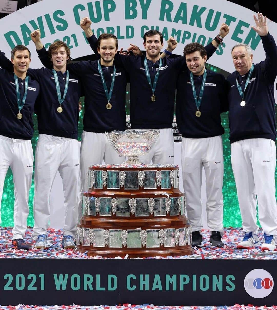 カレン・ハチャノフのインスタグラム：「Dreams come true!!! We did it 🏆 We are the champions of the World! #DavisCup  // Мечта детства,к которой мы шли долгие годы, осуществилась!!! Мы сделали это 🏆 Мы чемпионы Кубка Дэвиса!!」