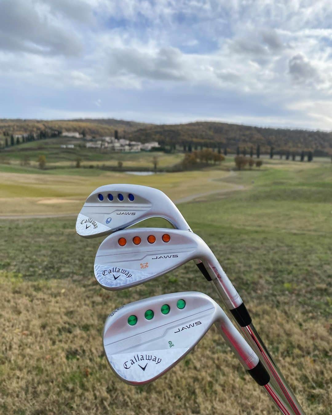 ヴィッキー・ハーストのインスタグラム：「Excited to use the new grooves on the course today @royalgolflabagnaia. Courtesy of @callawaygolf and @anthony.taranto . They might be even prettier than the views 🤩」