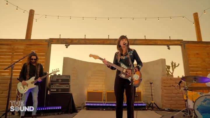 コートニー・バーネットのインスタグラム：「Here’s The Thing for @thesoundau @abctv live at @pappyandharriets sunset 🧡🧡🧡 Big thanks to everybody involved • Bass @bonessloane • Drums @steezmeez • Produced by @mushroomcreative • video & sound mixed by @mushroomcreative • live sound by @sirquitenicely • monitors by @kessiahgordon • backline tech @thomy.sloane @beccholewa • lights by @katfeces • thanks also @ajfaber @abbey_206 @nickobyrne @look.out.kid @pappyandharriets Watch the full video at @youtube」
