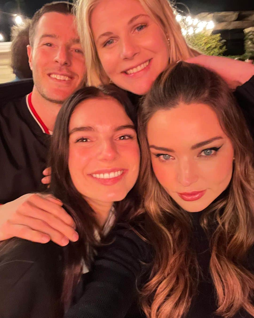 ミランダ・カーさんのインスタグラム写真 - (ミランダ・カーInstagram)「Happiest birthday to @gvaile 🎂💖 🎆We all adore you!」12月6日 7時24分 - mirandakerr