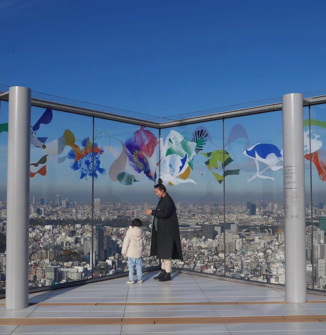 中川珠里さんのインスタグラム写真 - (中川珠里Instagram)「. ⁡ ずっと連れて行きたかった念願のSHIBUYA SKY🏙 ⁡ いま特別にウィンター装飾になっていて FLOWER WRAPPING仕様に🌼 とても華やかでした‼︎ ⁡ お天気も良く、空気が澄んでて気持ち良かったな~ 都会への興味が最近増し増しなので Tokyoの景色が一望できてよかったね。 エレベーターからアトラクション気分でした👦🏽 ⁡ これぞ新フォトスポットだ📸 ⁡ #渋谷スカイ #渋谷スクランブルスクエア #PR」12月6日 7時40分 - juri1104