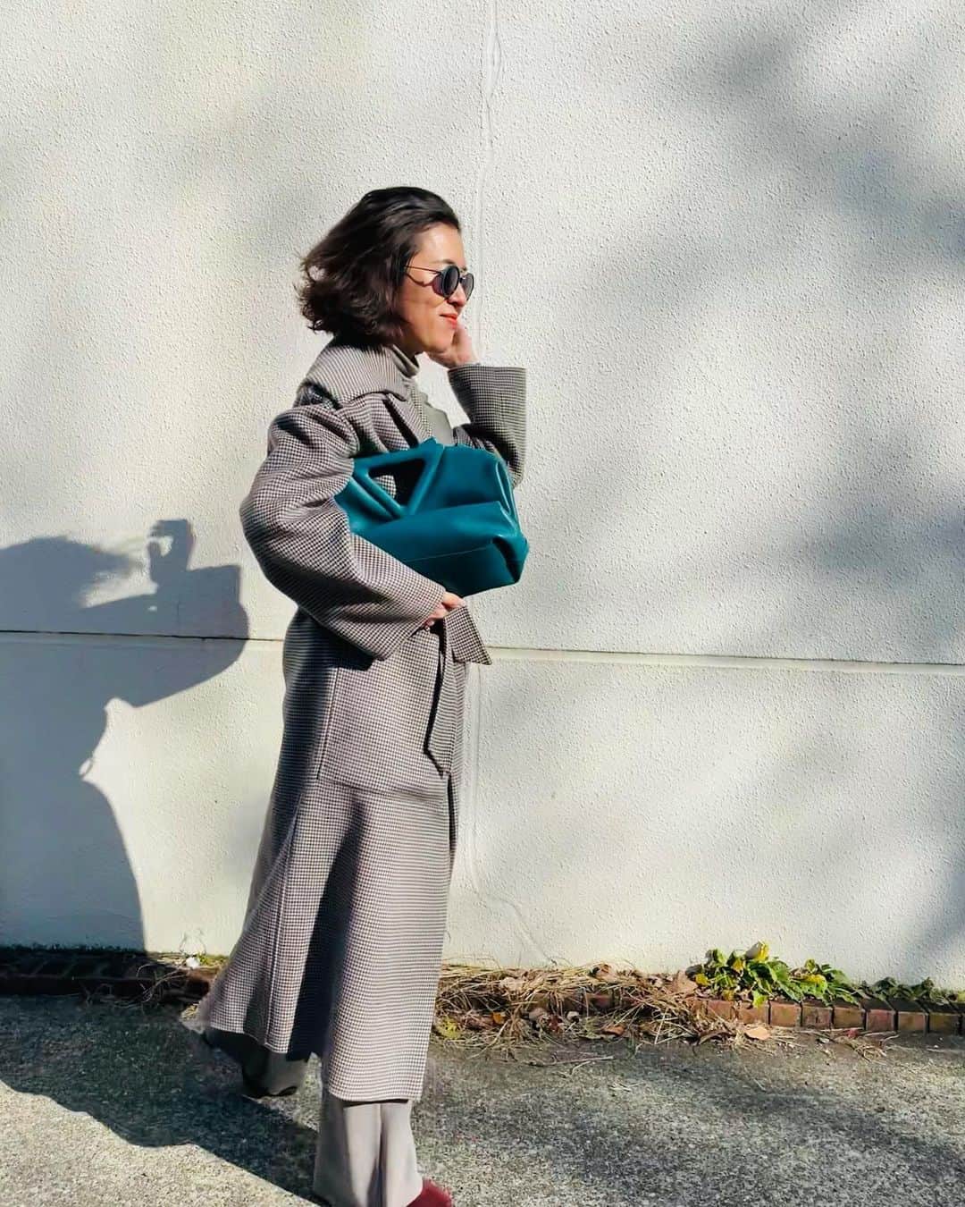 大草直子さんのインスタグラム写真 - (大草直子Instagram)「また同じコートを着てしまいました。いつもは、冬の始まりはニットをたくさん買うのですが。今年はコートを多く新調💚❤️寒さは苦手、恐怖ですらあるから、好きなコートで冬のモチベーションを保つようにしています🧥今日からたくさん、コートのコーディネートお見せしますね。新しい週のスタート、お気に入りの🧥で心も暖かく✨ @amarc_official  #襟が横に広がるコートは #顔をスッキリ見せてくれ #70年代の風情があって #クラシカルな女性らしさが @escapers_online で見つけた @nanushka  #bottegaveneta  #deuxiemeclasse  #chariandco」12月6日 8時43分 - naokookusa