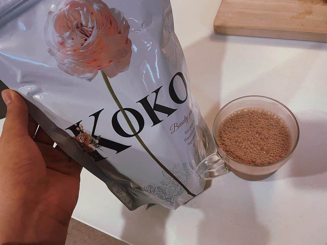 二宮愛さんのインスタグラム写真 - (二宮愛Instagram)「Protein morning🌹 ゆでたまん先生 @archon0818 のプロテイン、#koko を飲みながら朝食の準備！  これ、めっっちゃ飲みやすい🤩 プロテイン独特のにおい…？なんか鼻に残る感じが苦手で、飲めるプロテイン見つけるのに苦労してたんだけど、これはするっと飲めた！  感謝🙏‼️❤️  Wake up, do the laundry, and preparing breakfast while drinking this protein @archon0818 gave me!!!  #protein #proteinshake #great #thankyou」12月6日 9時14分 - aininomiya